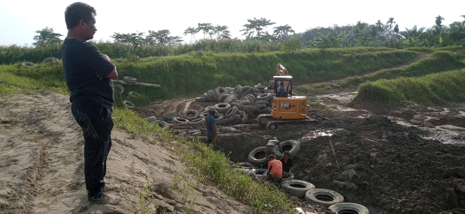 Perumda Tirta Tamiang Bangun Tanggul Cegah Lumpur Masuk Kanal Intake