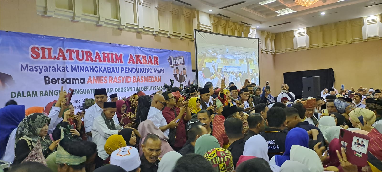 Dapat Dukungan Warga Minang, Anies Ajak Terus Bergerak Menangkan AMIN