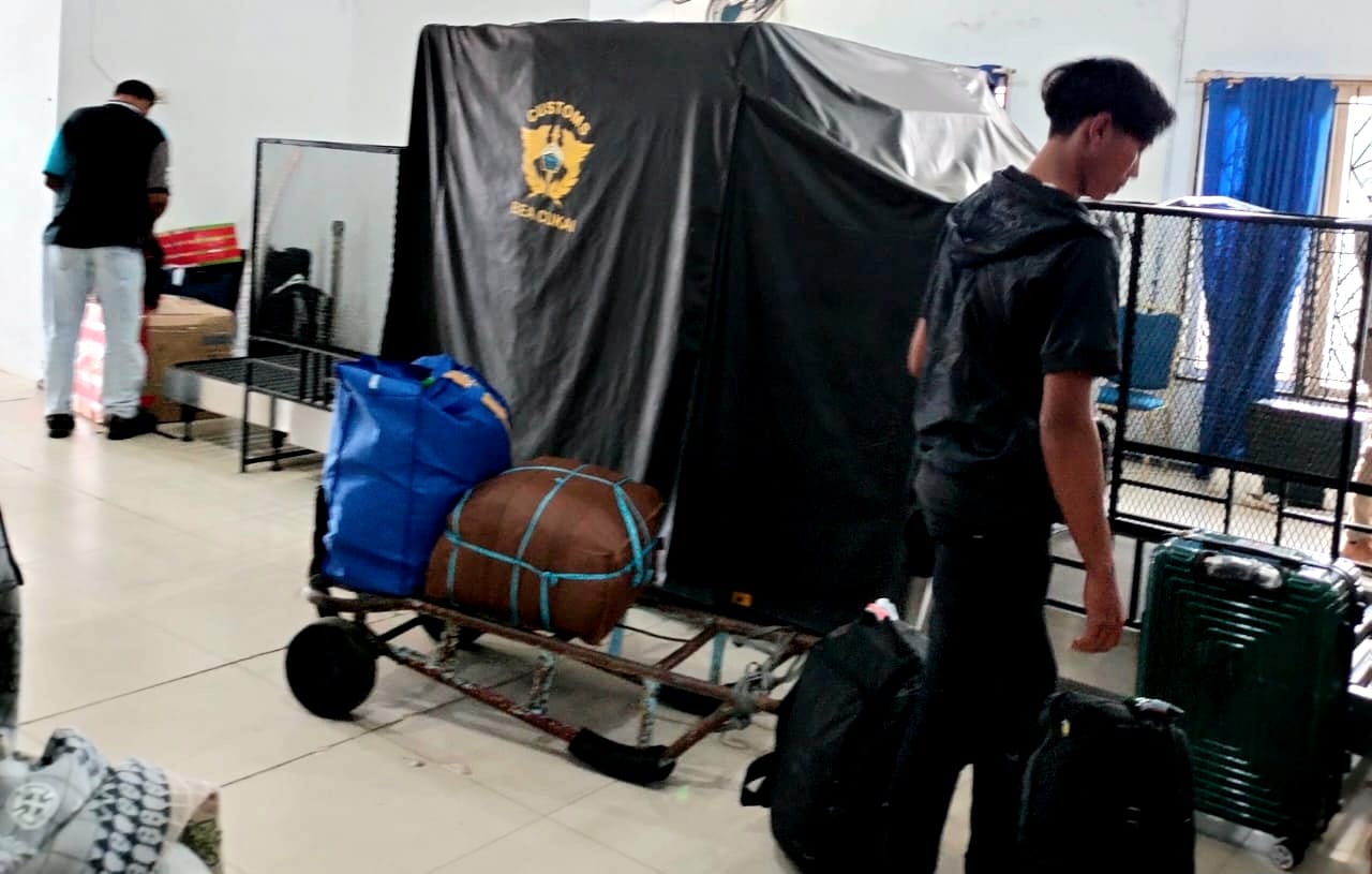 X-Ray Bea Cukai Teluknibung 'Lumpuh', Antrean Penumpang 'Mengular'