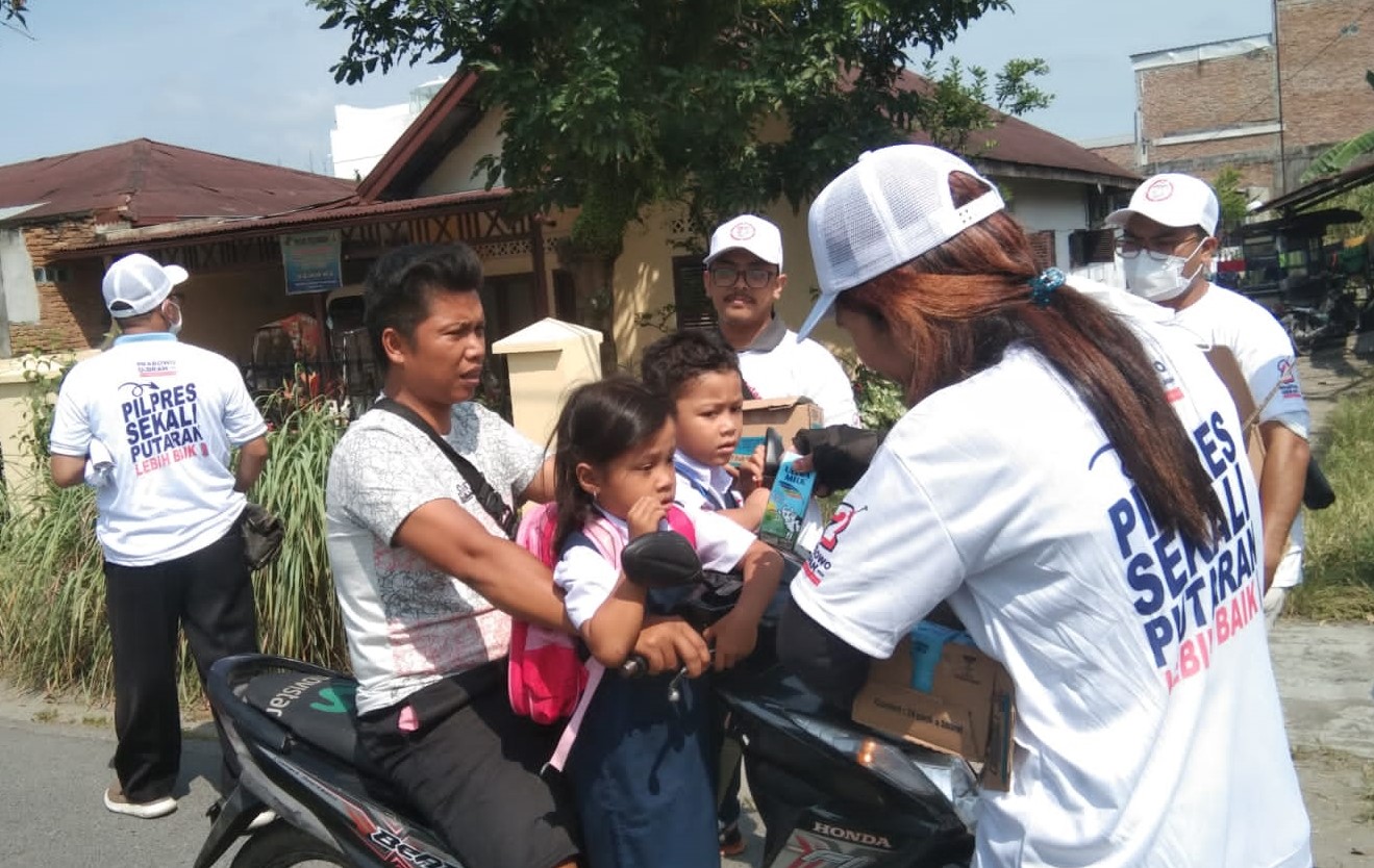 Bagikan Susu Gratis, GSP Sumut Dukung Pilpres 2024 Sekali Putaran