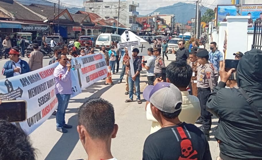 Aliansi Masyarakat Toba Demo Kantor Kejari 