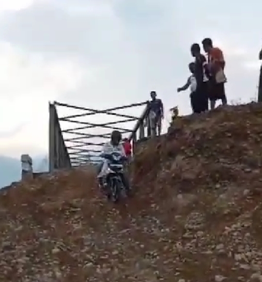 Caleg DPR-RI Dapil I Aceh Salim Fakhry Bantu Perbaikan Akses Jalan Di Agara
