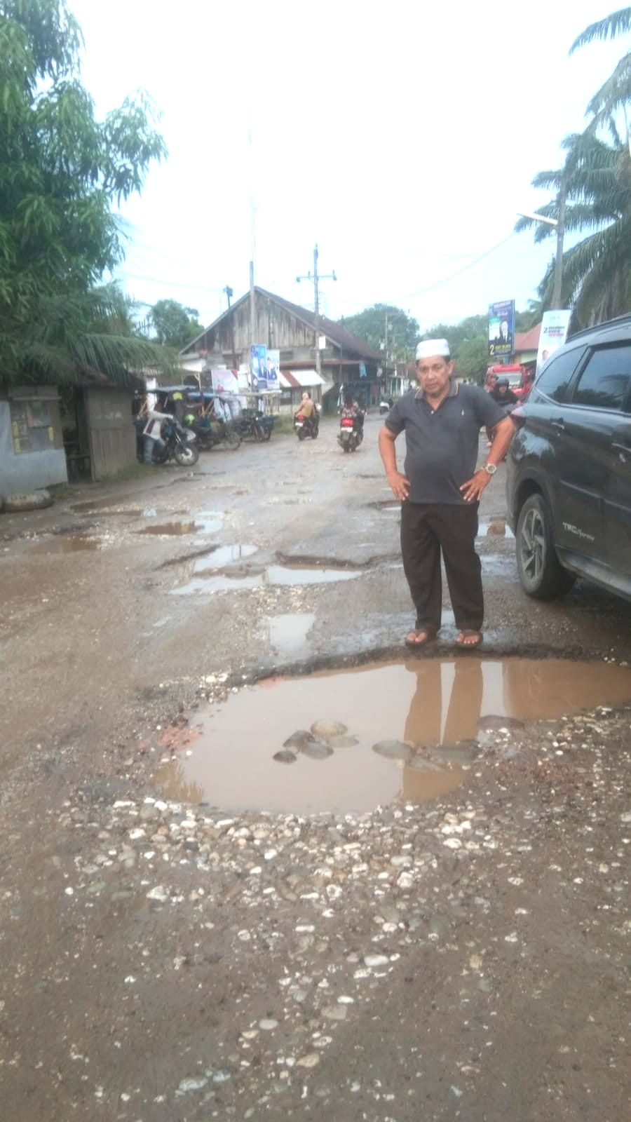Jalan Rusak, Pemprovsu Terkesan Menganaktirikan Pangkalansusu
