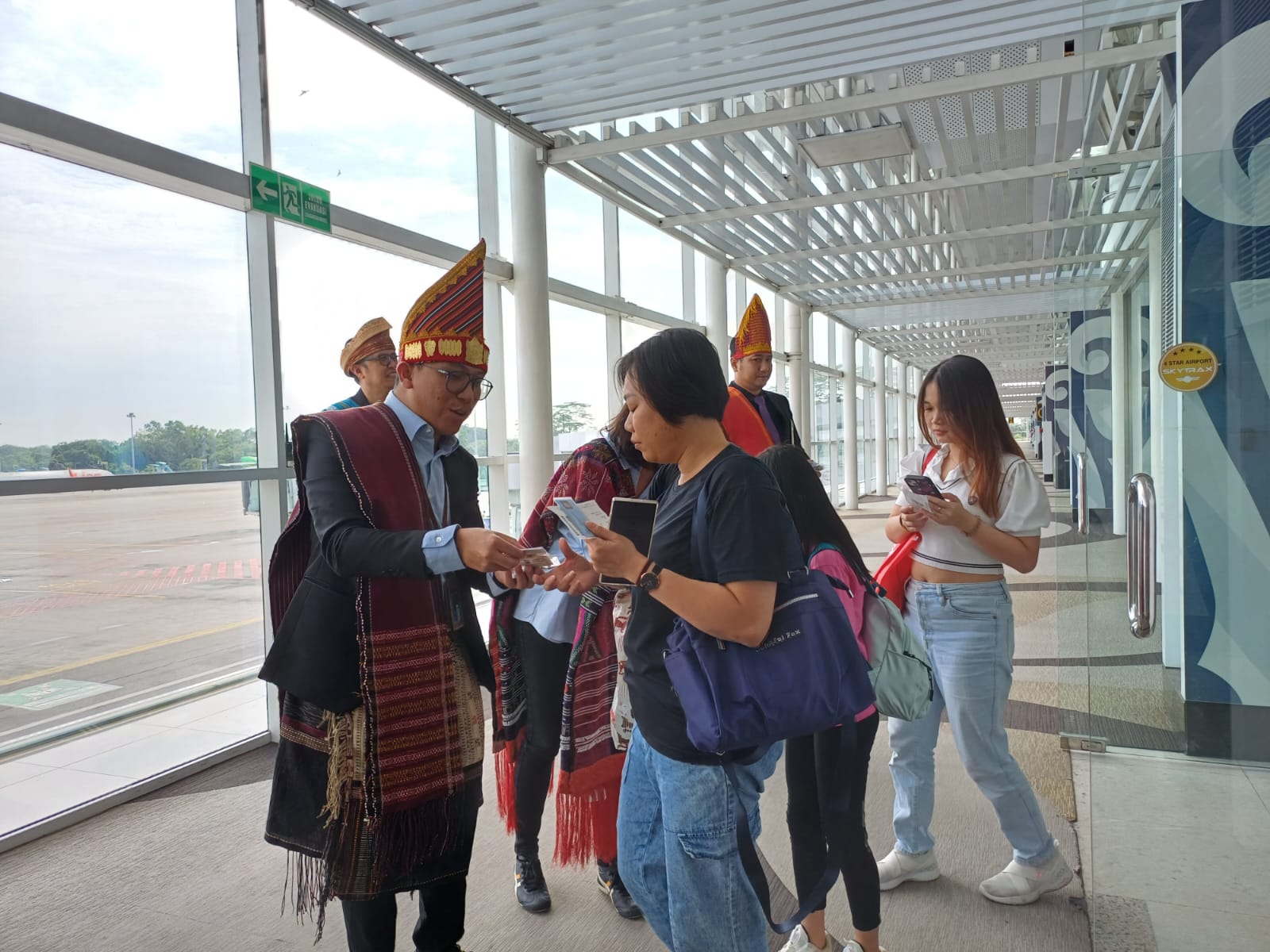 Rayakan HUT Ke-75, Penumpang Garuda Diberi Souvenir Produk UMKM Sumut