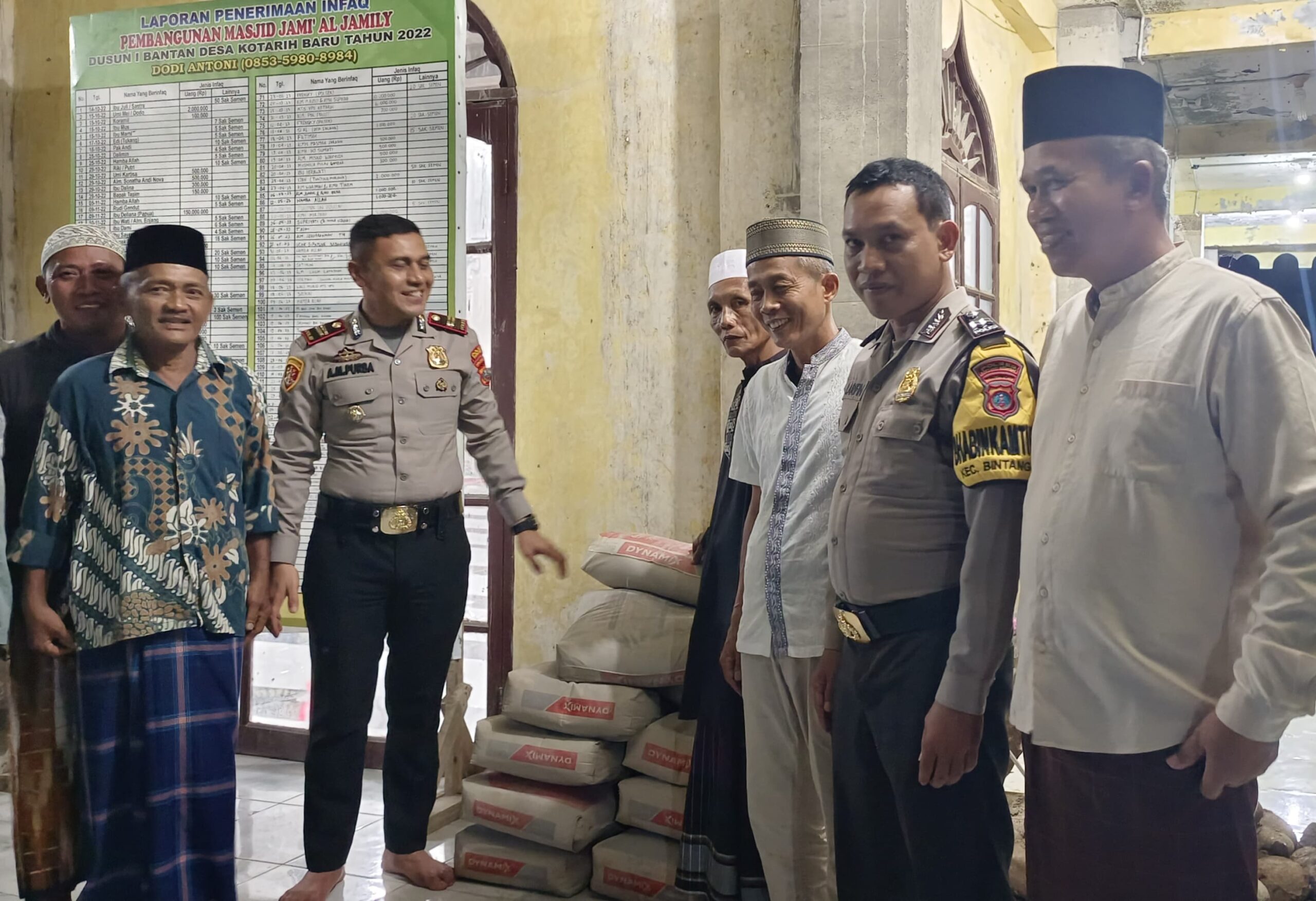 Kapolsek Kotarih Salurkan Bantuan Ke Masjid
