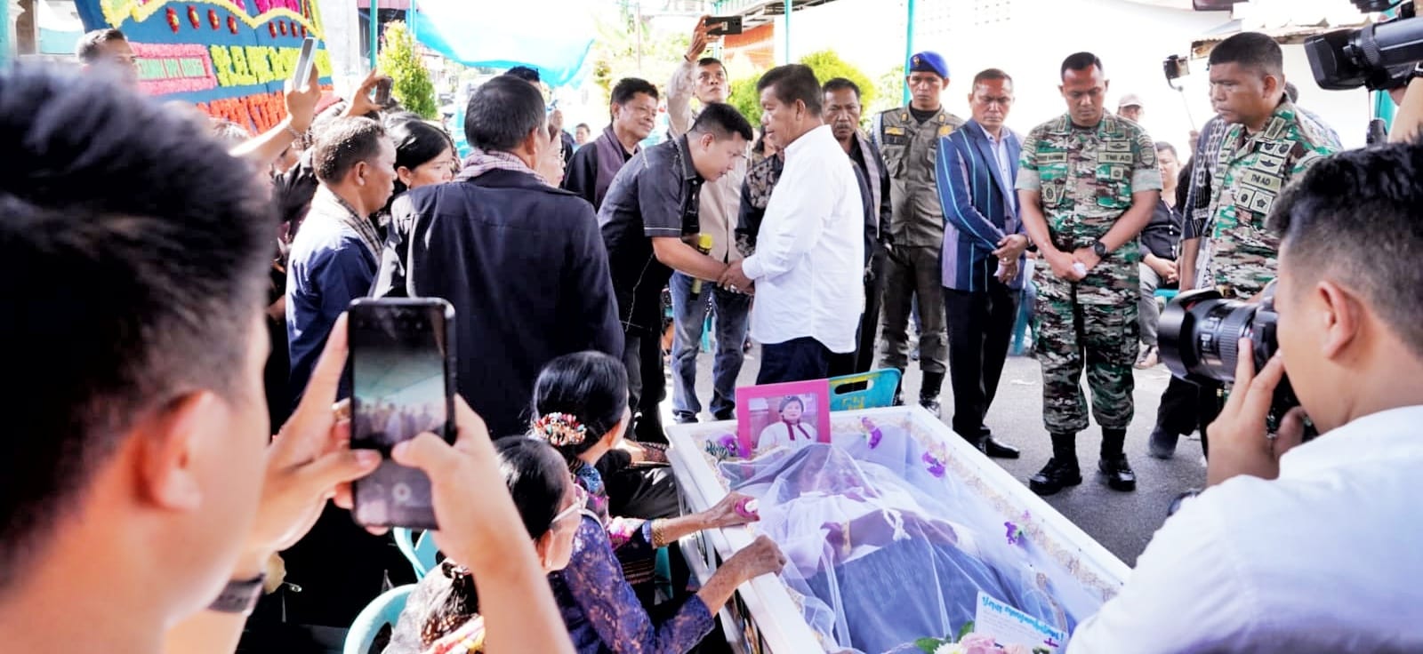 Melayat Ke Rumah Korban Laka Beruntun, Bupati: Masyarakat Simalungun Semua Berduka
