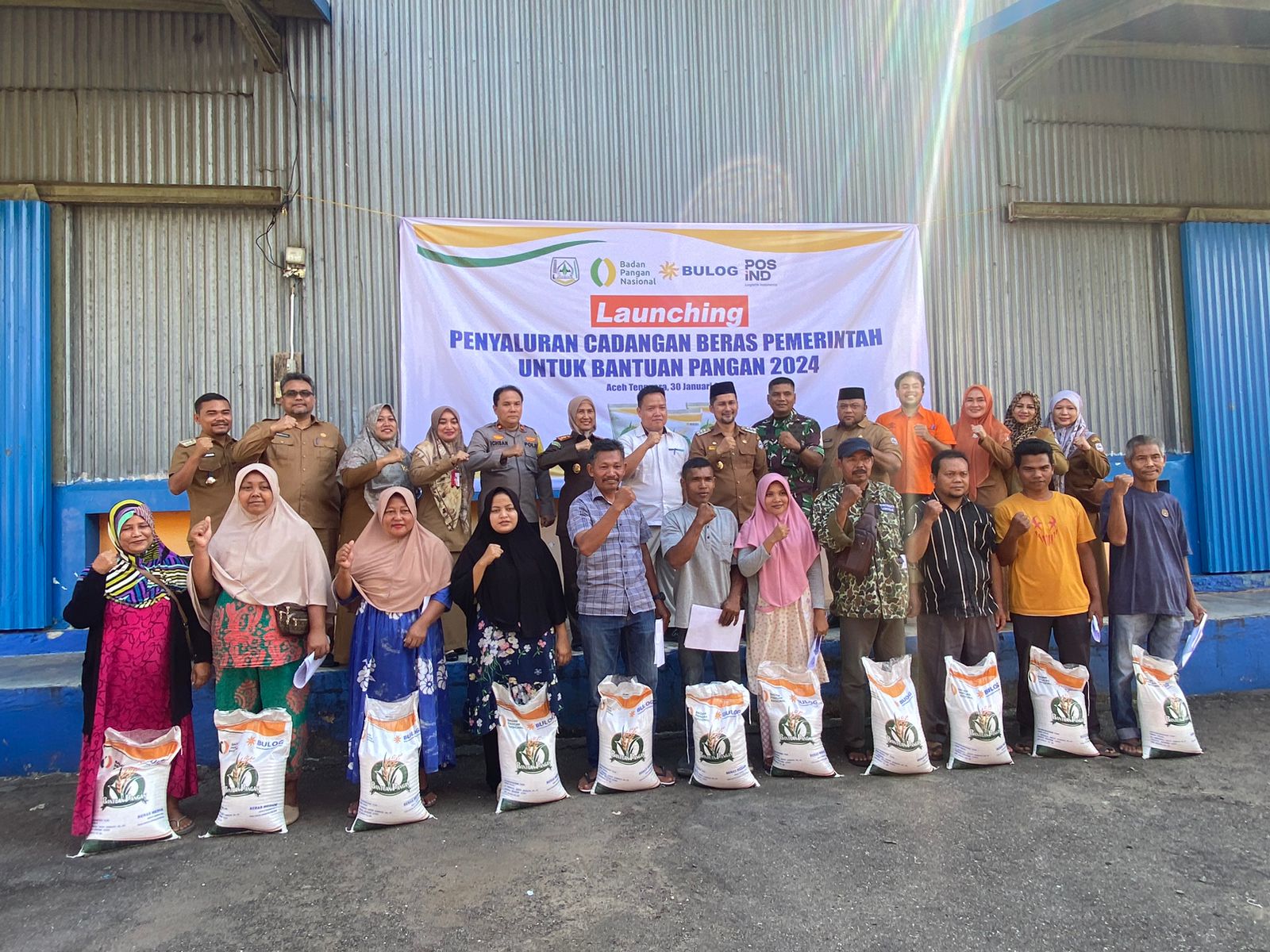 Pj Bupati Agara Serahkan Beras KPM
