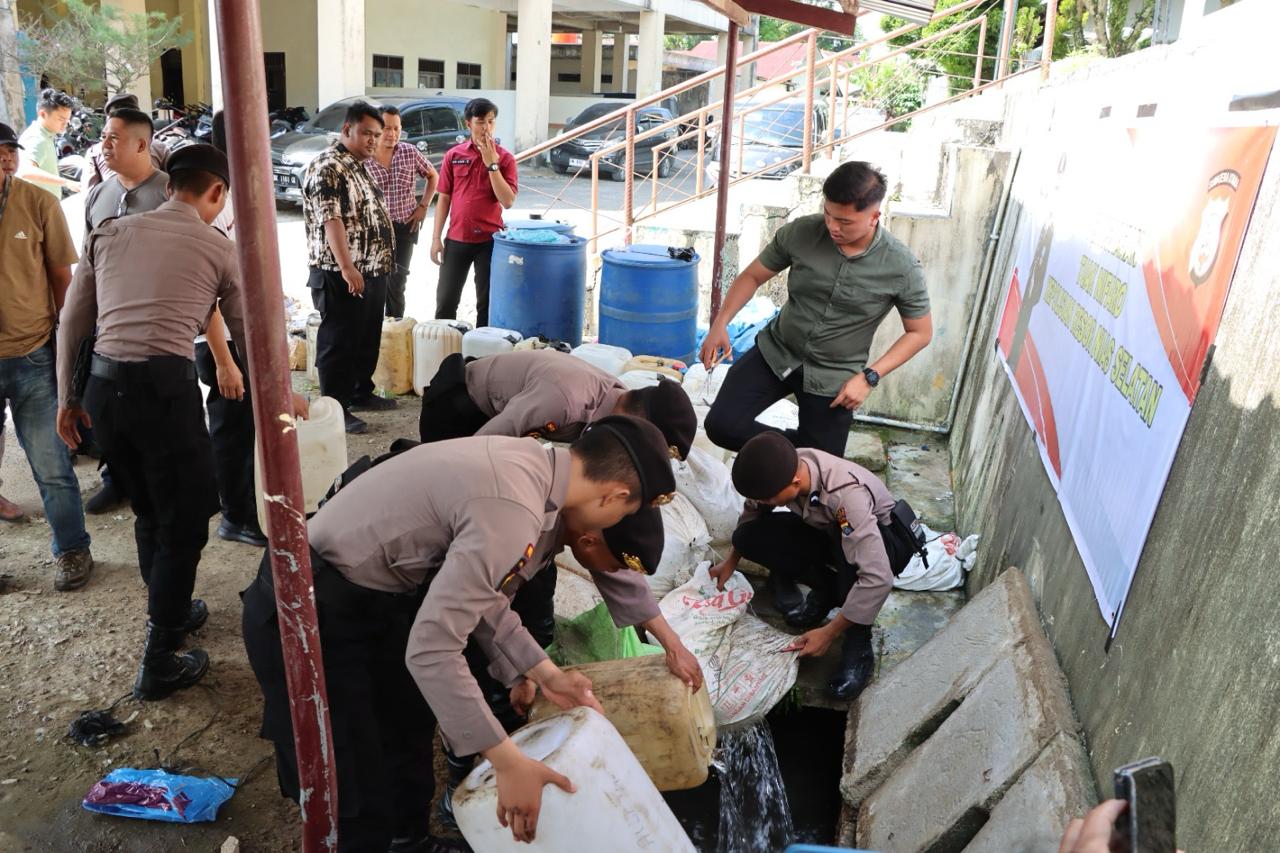 Polres Nisel Musnahkan 2 Ton Miras Jenis Tuak Suling