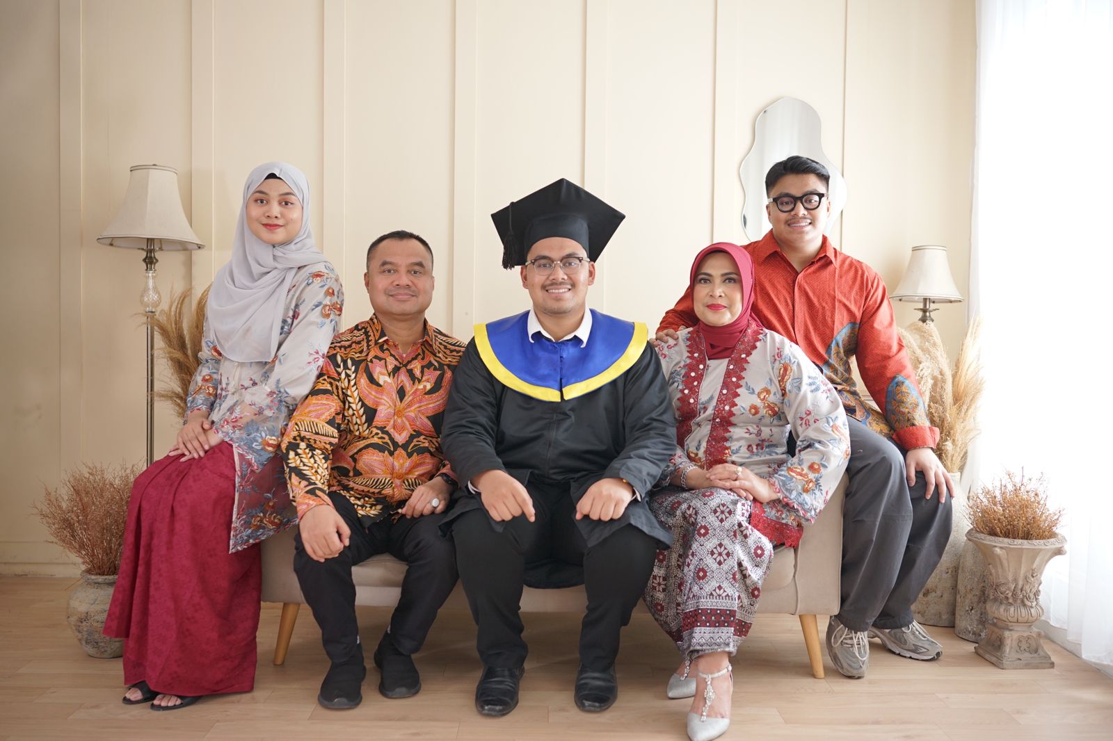 Ketua PWI Sumut Hadiri Wisuda Putranya Di Undip Semarang