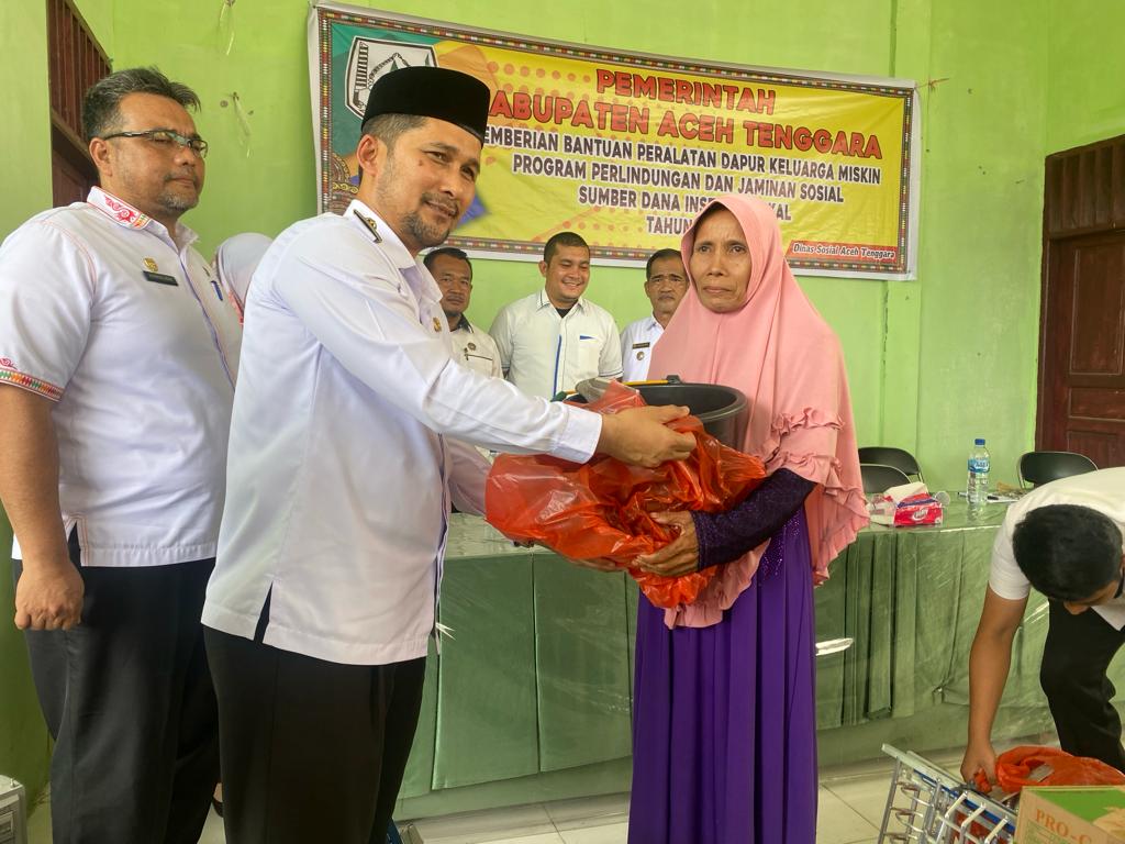 Pemkab Agara Salurkan 211 Bantuan Peralatan Dapur