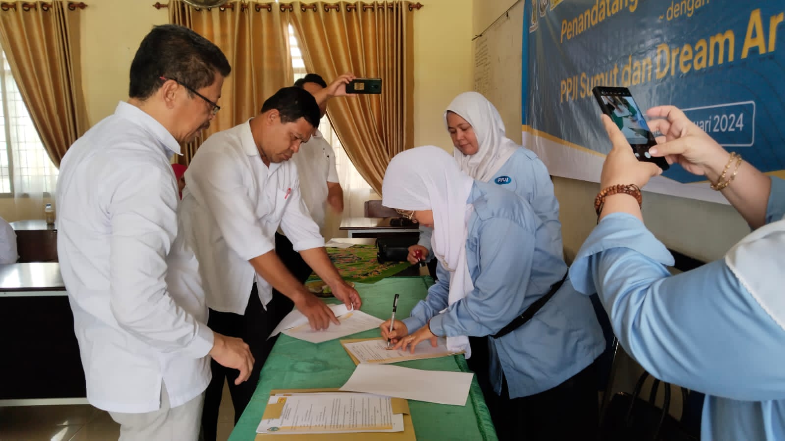 21 Siswa SMAN 1 Hinai Terima Donasi Dari PPJI