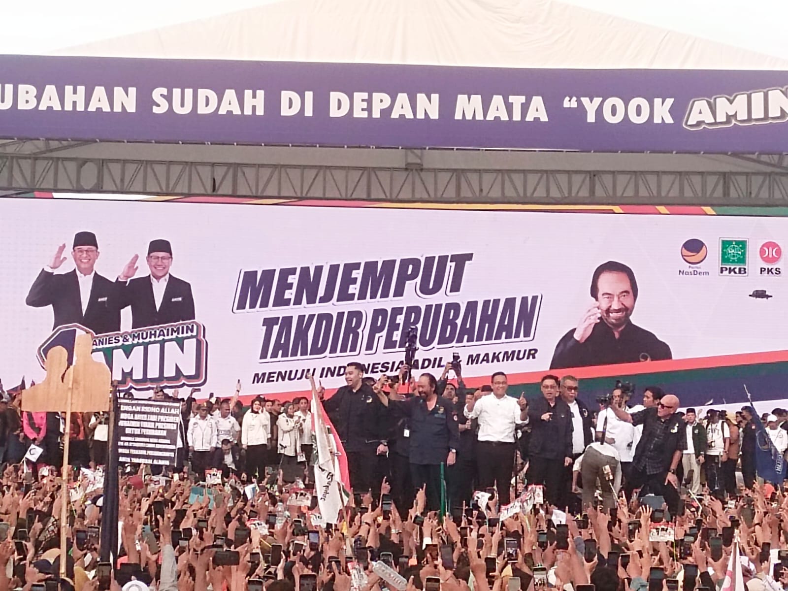 Disambut Histeris Puluhan Ribu Pendukung, Anies: Sumut Penentu Kemenangan Perubahan