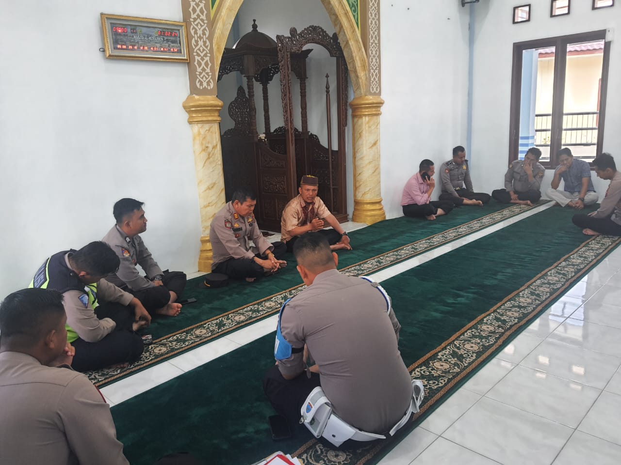 Kapolres Humbahas Binrohtal Di Masjid Al - Muhajirin