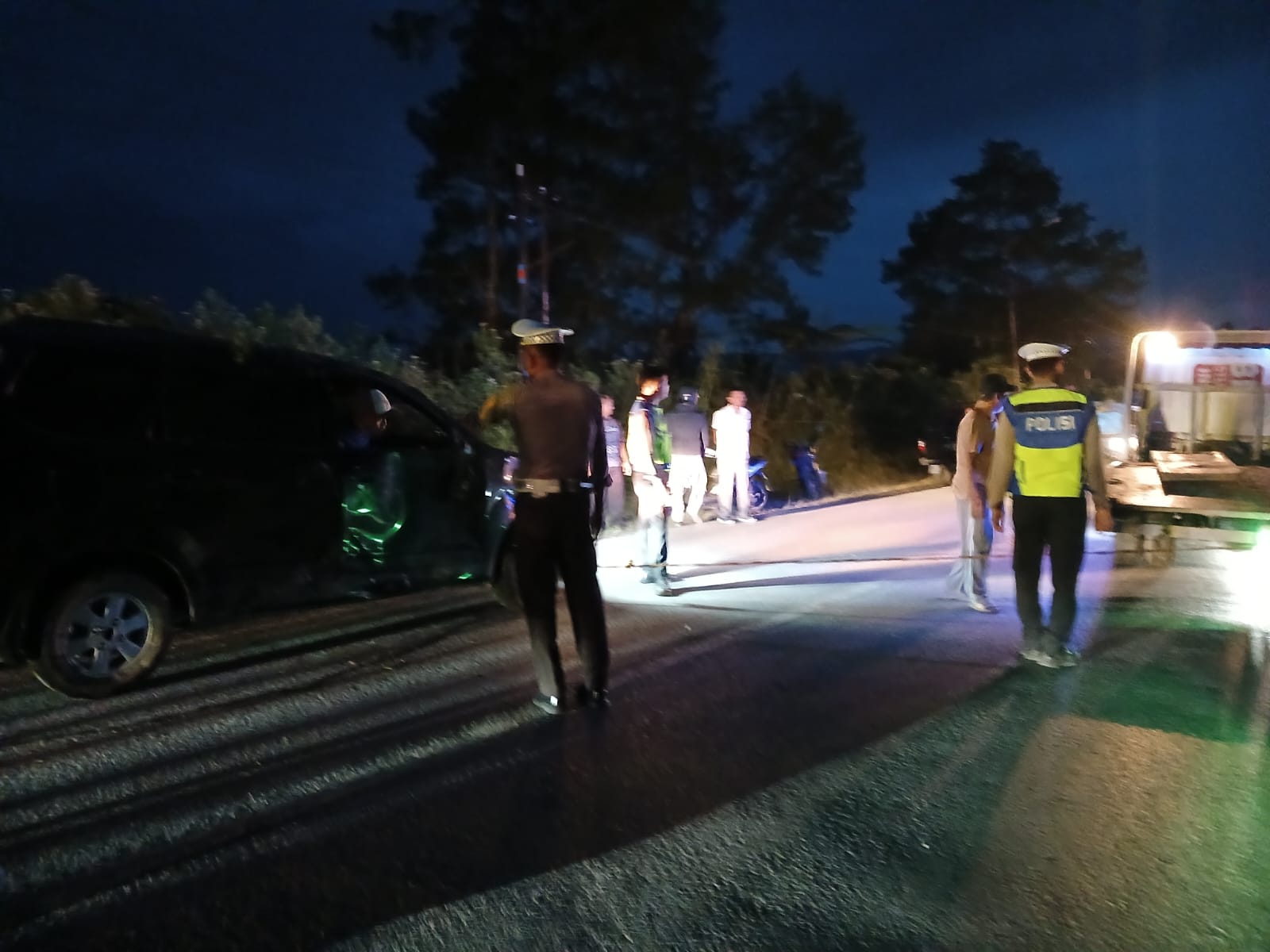 Hilang Kendali, Avanza Terjun Ke Jurang