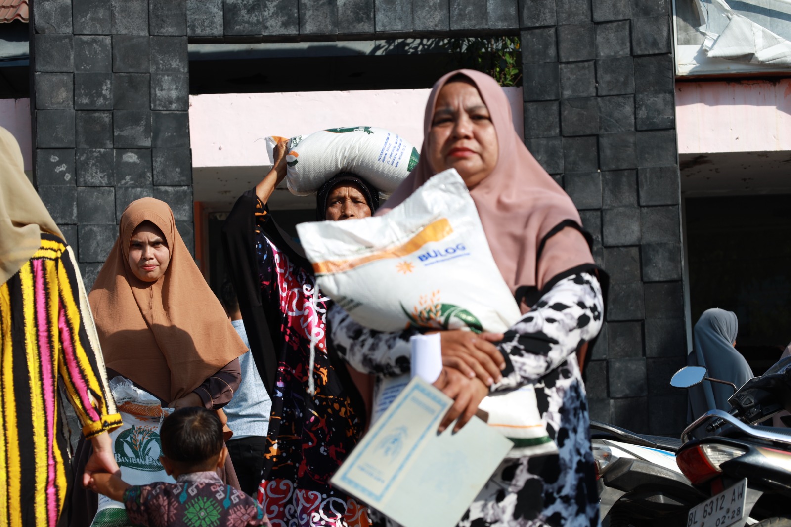 Iswanto Salurkan Bantuan Pangan Kepada 3.389 KPM