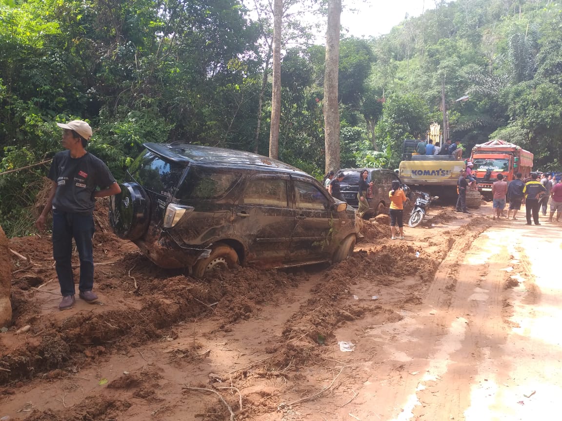 2 Alat Berat Evakuasi Korban Jalan Longsor Tarutung-Sibolga