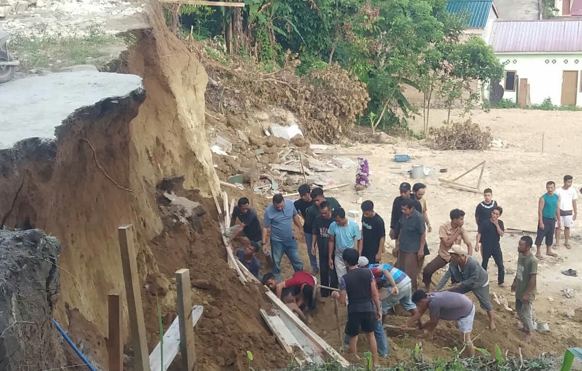 Polsek Siantar Martoba Evakuasi 3 Pekerja Tertimbun Longsor, 1 Tewas