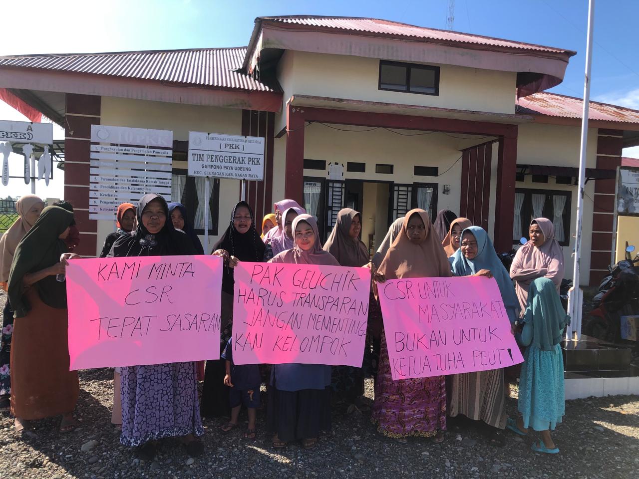 Pertanyakan CSR, Emak-emak Datangi Kantor Kades Paya Udeung