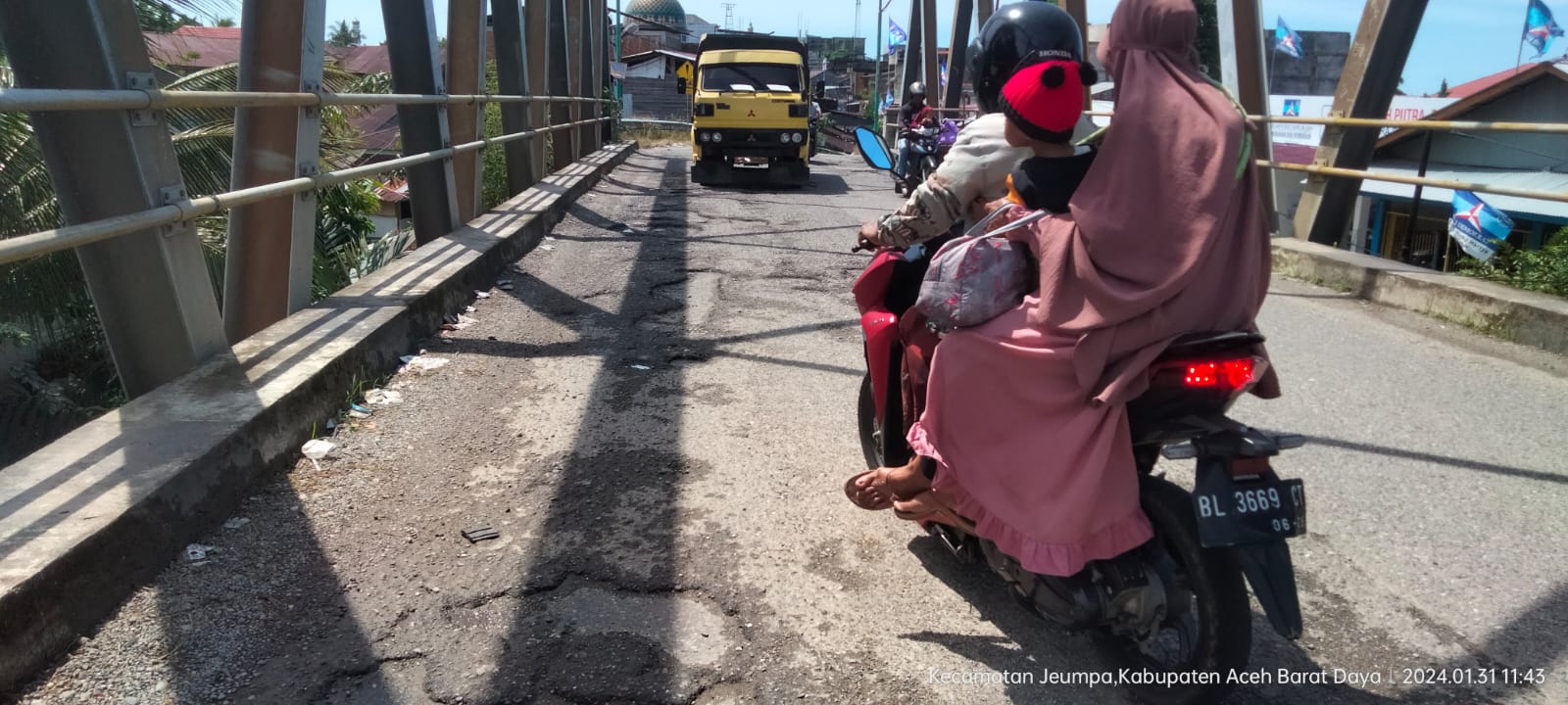 Lantai Jembatan Krueng Beukah Abdya Rusak Ancam Pengendara