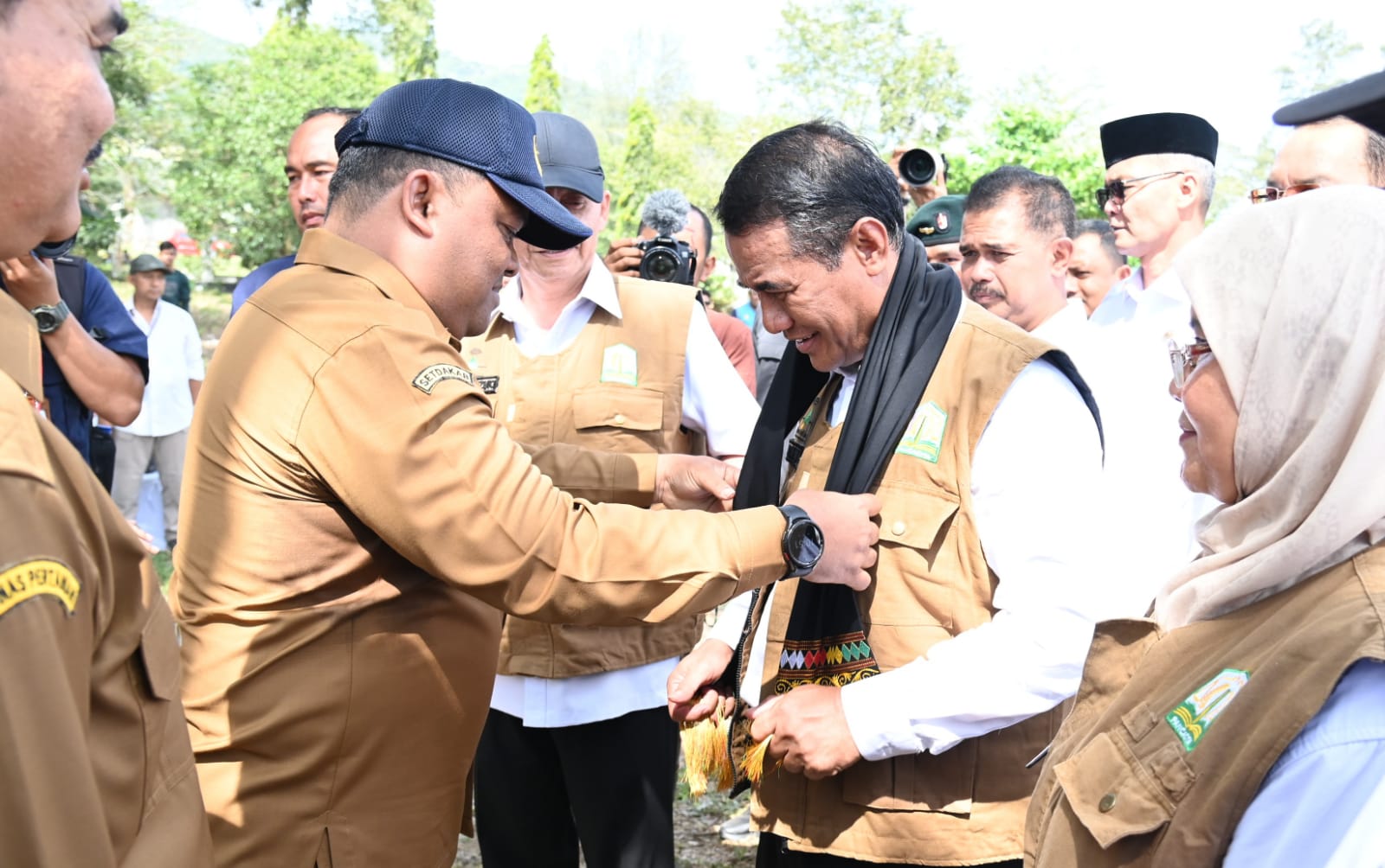 Sekdakab Aceh Besar Sambut Mentan Di Gampong Deunong