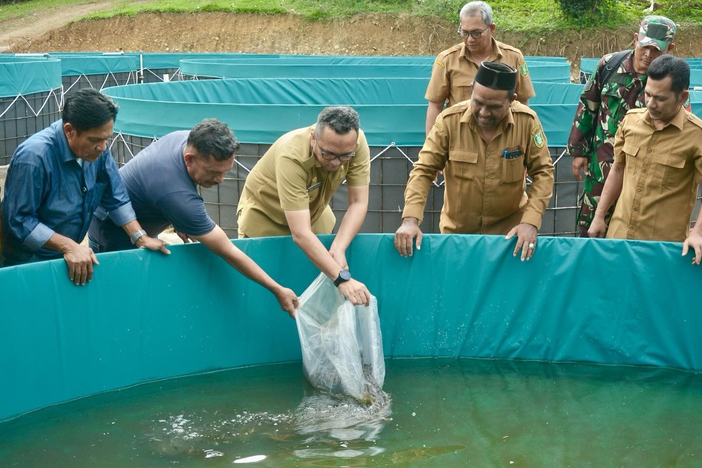 Bersama Gapoktan, Reza Fahlevi Tebar 24 Ribu Bibit Ikan Lele