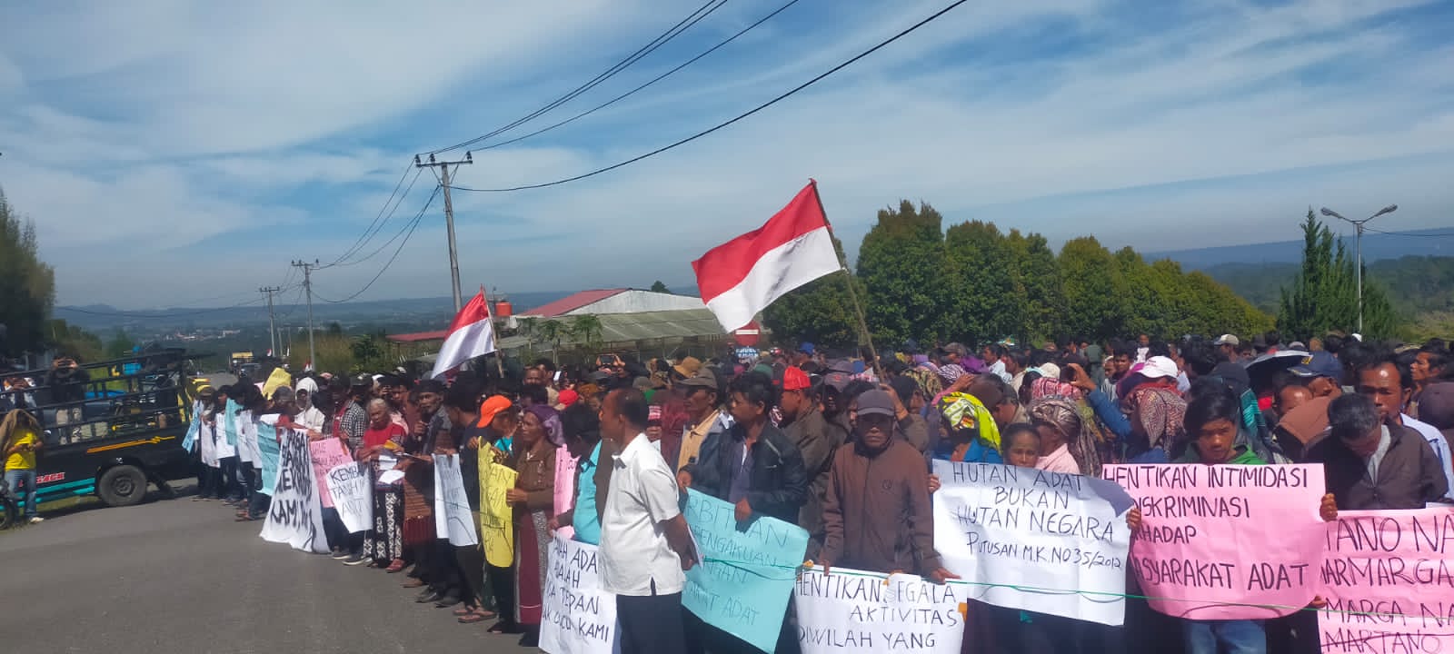 Lembaga Adat Desa Riaria Unjukrasa Ke Kantor Bupati Humbahas