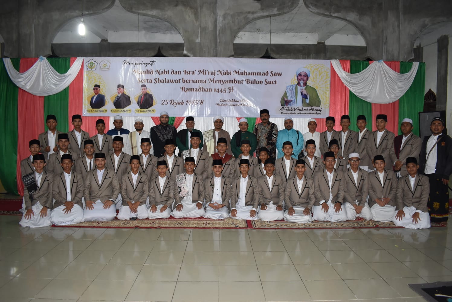 Santri MUQ Larut Bersalawat Peringati Isra Mikraj