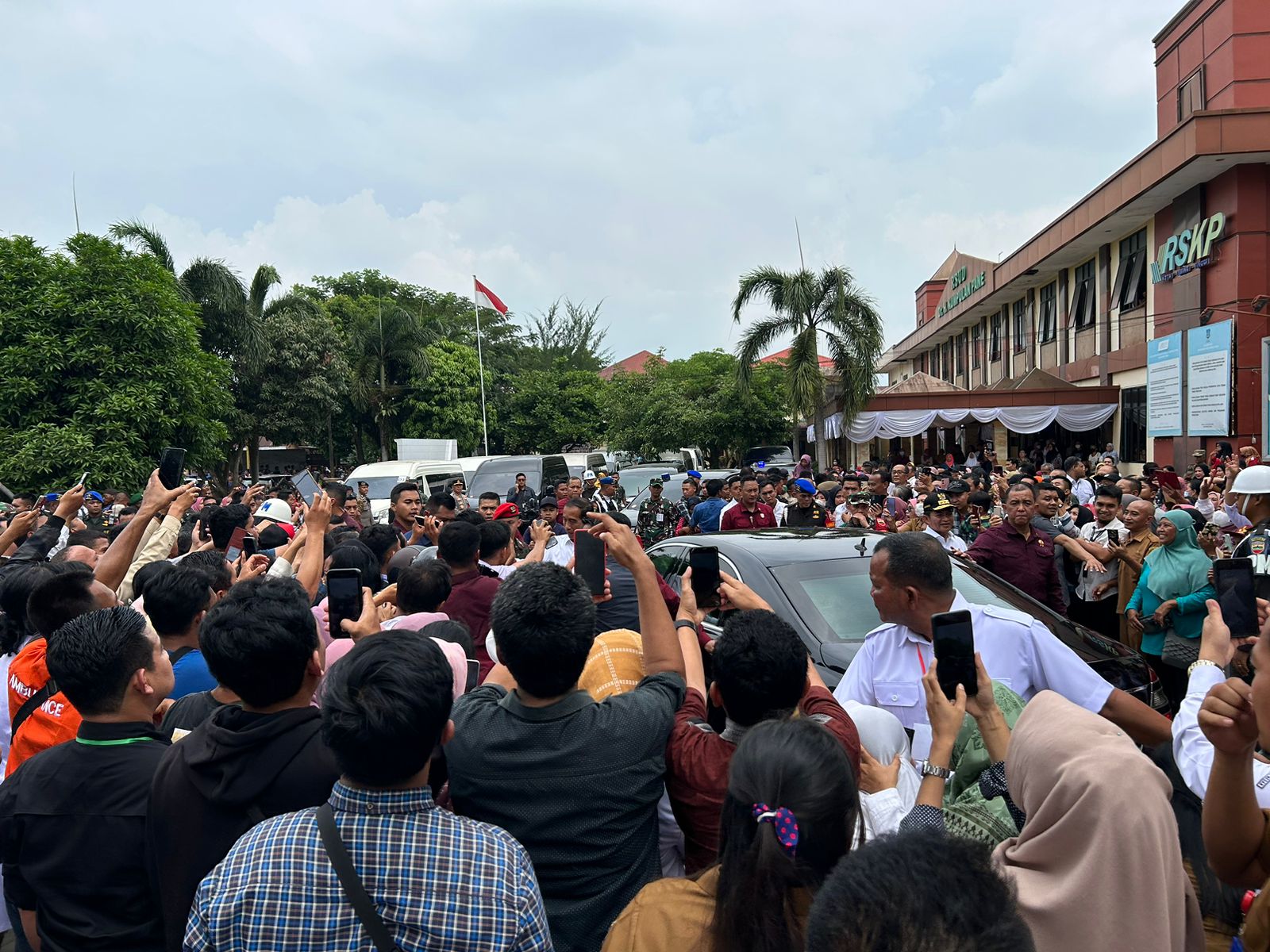 Presiden Jokowi Disambut Ribuan Masyarakat Tebingtinggi