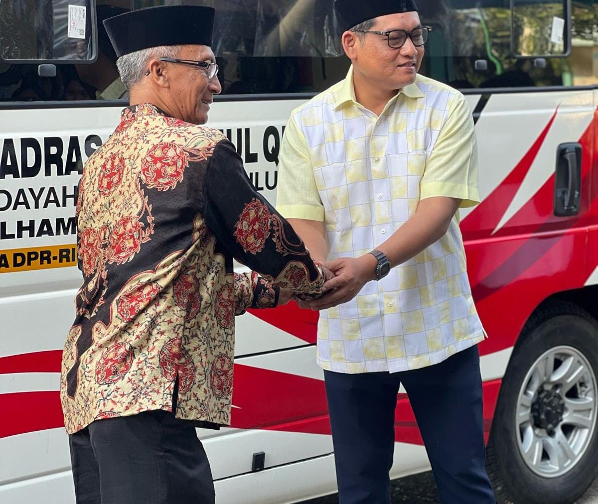 H Ilham Pangestu Beri Bantuan Bus Sekolah Ke MUQ Langsa