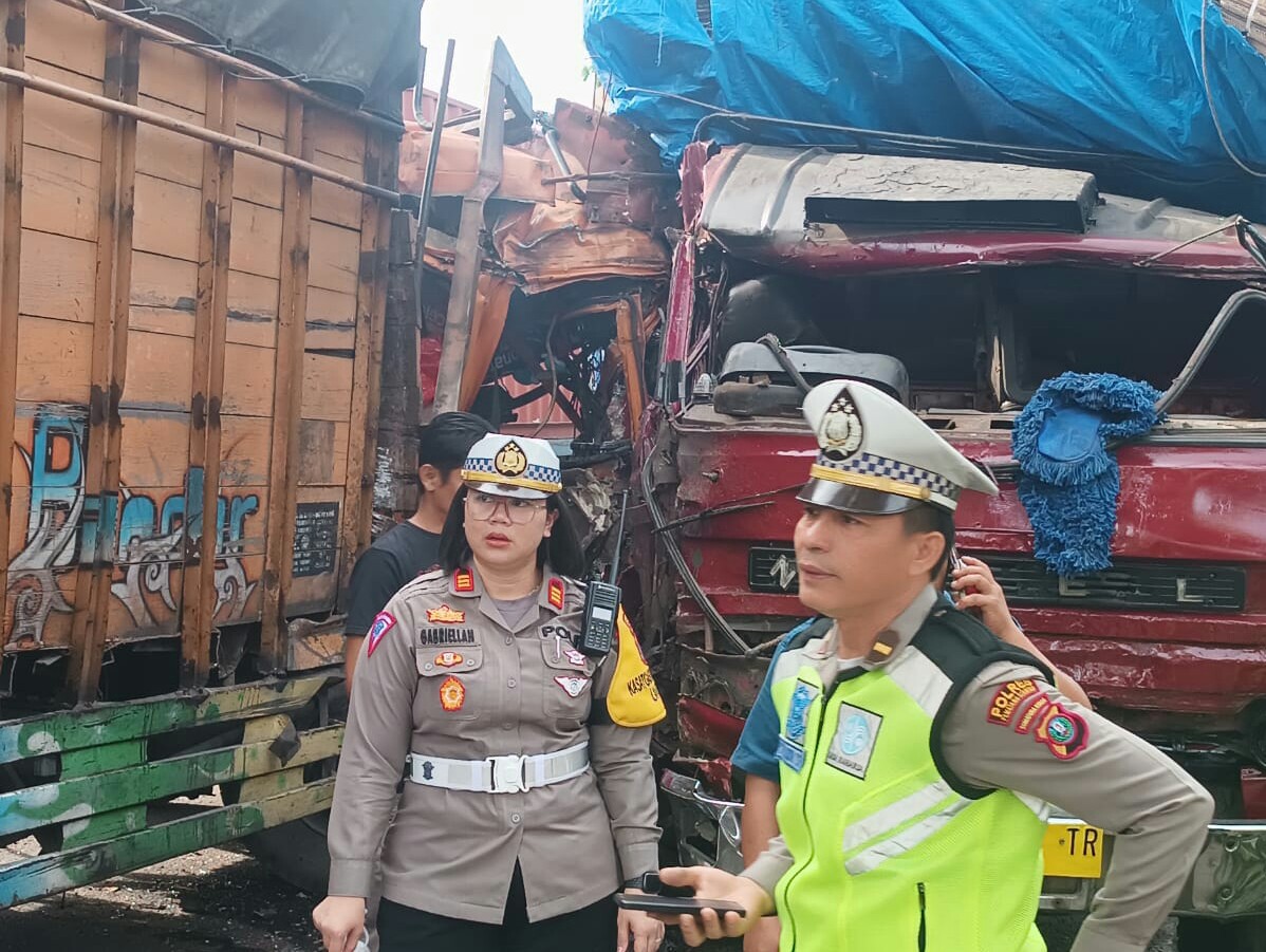 Dua Truk Bertabrakan Di P. Siantar, Satu Sopir Luka Berat
