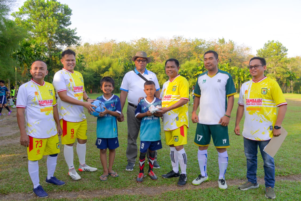 Anak Yatim Terima Hadiah Sepatu Bupati Sergai