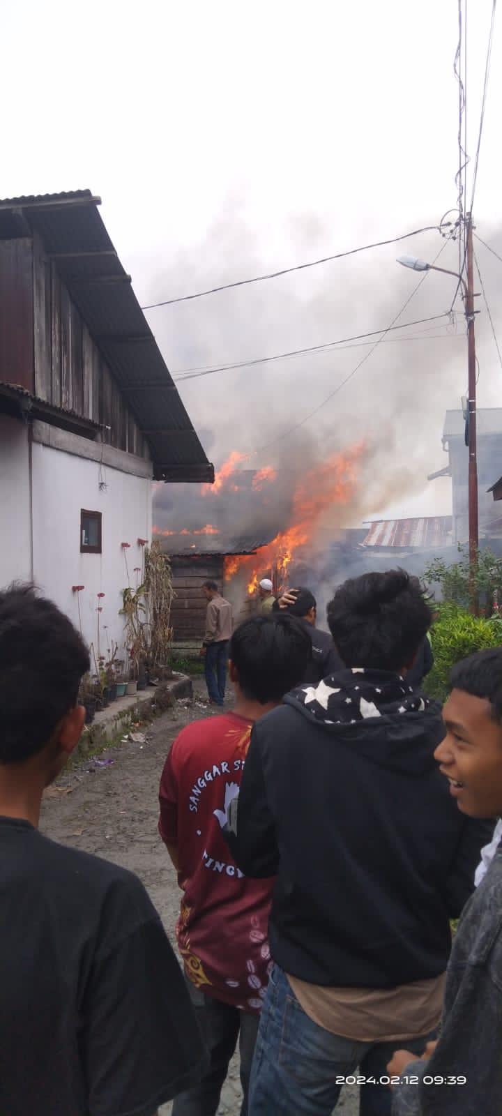 Satu Rumah Terbakar, Polres Bener Meriah Bantu Padamkan
