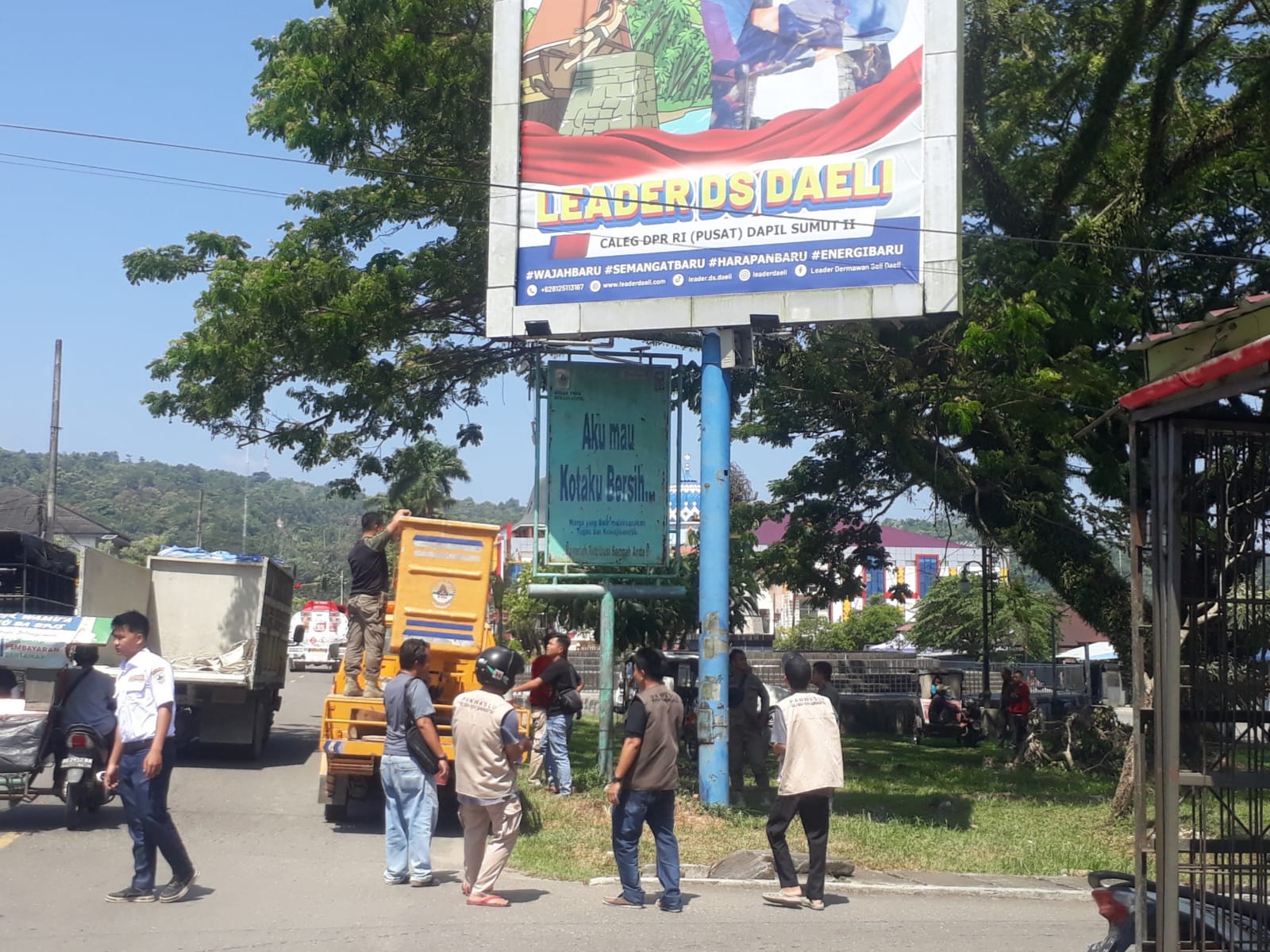 Bawaslu Kota Gunungsitoli Tertibkan APK Pemilu