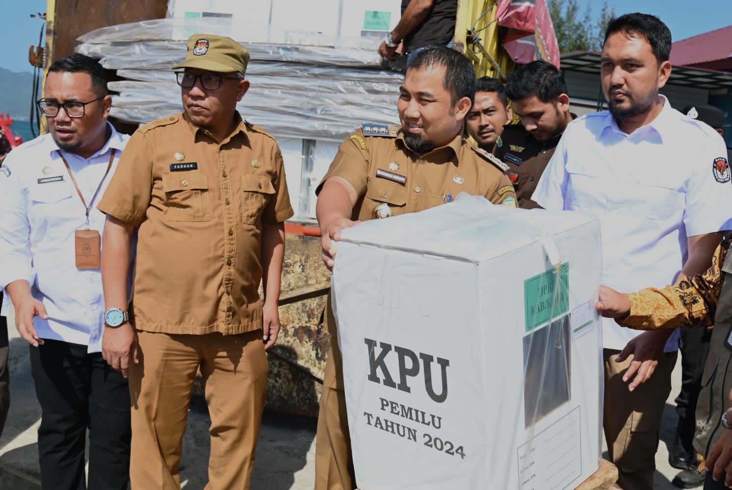 Naik Kapal Kayu, Pj Bupati Tinjau Distribusi Logistik Pemilu Ke Pulo Aceh