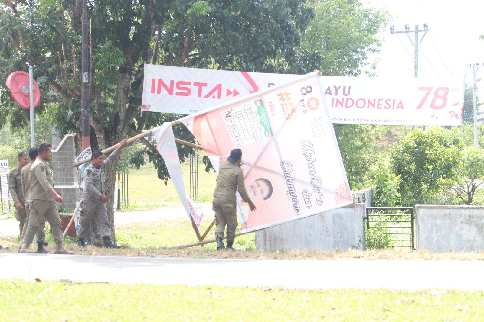 Minggu Tenang, Petugas Gabungan Aceh Besar Tertibkan APK Pemilu
