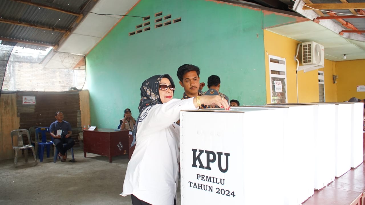 Plt. Bupati Labuhanbatu Gunakan Hak Suara