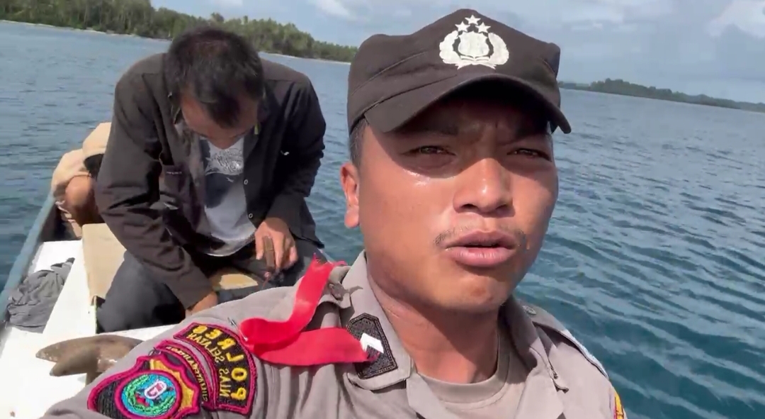 Perahu Motor Pengangkut Logistik Pemilu Terombang-ambing Di Lautan