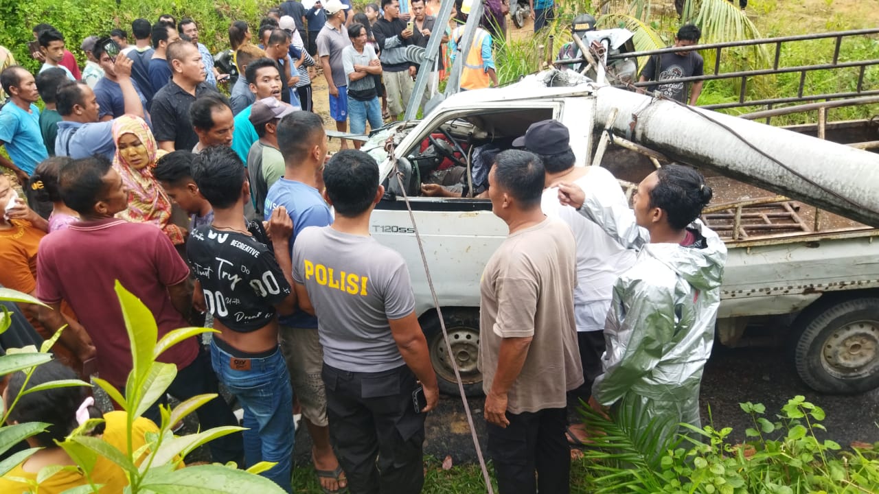 Tiang PLN Tumbang Timpa Pikap, Sopir Tewas