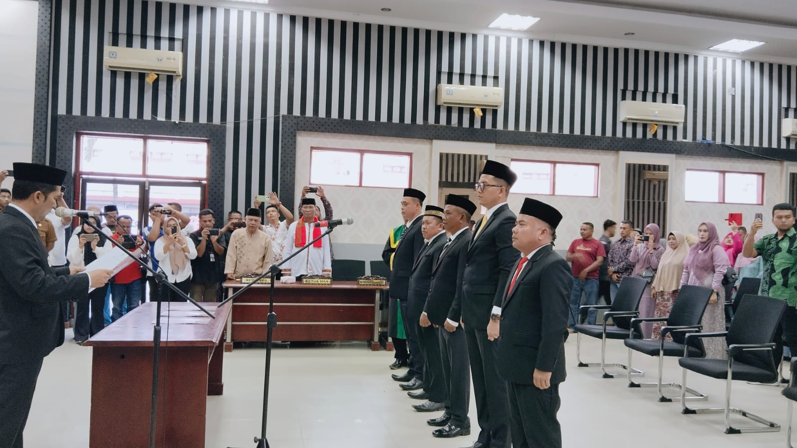 Pj Bupati Lantik 5 Komisioner KIP Agara Terpilih