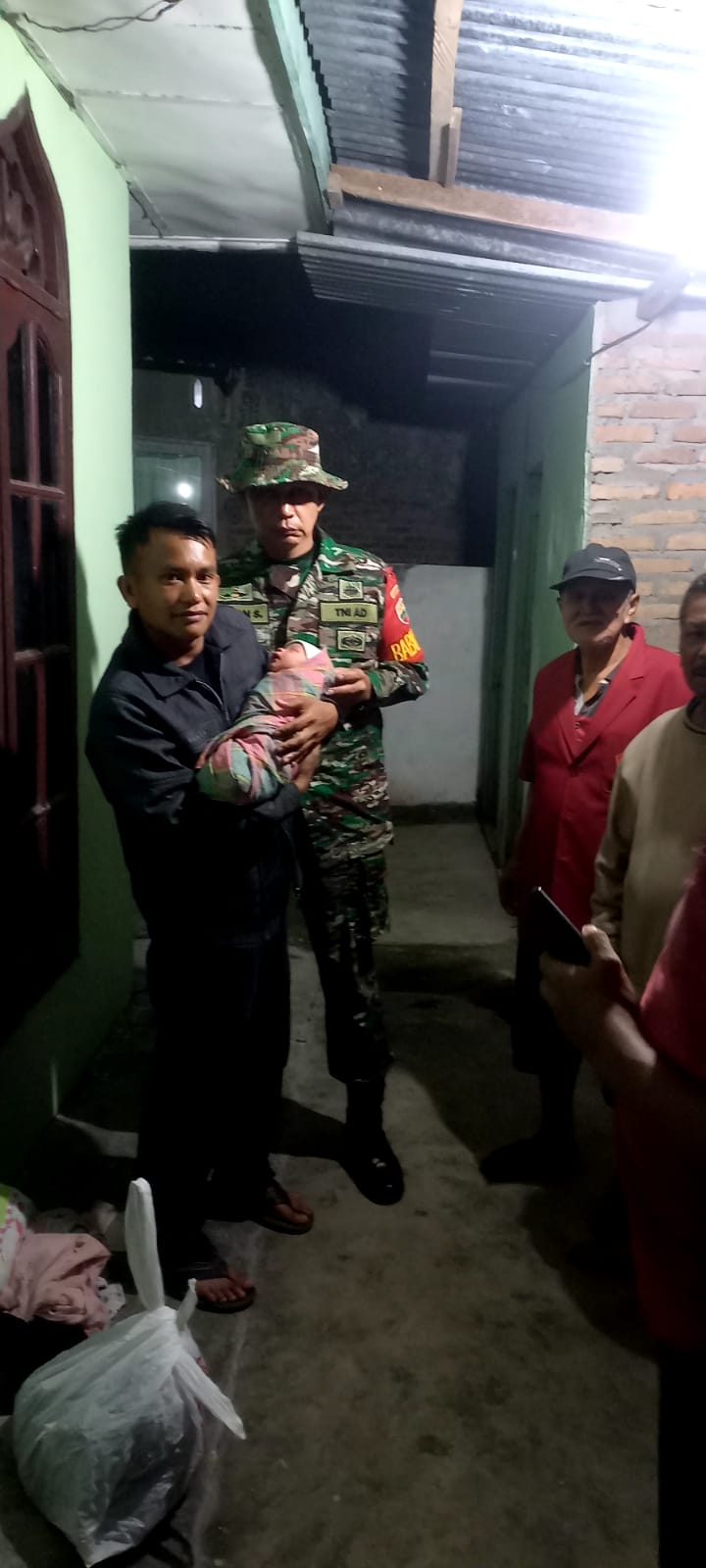 Bayi Laki-laki Ditemukan Di Teras Musala