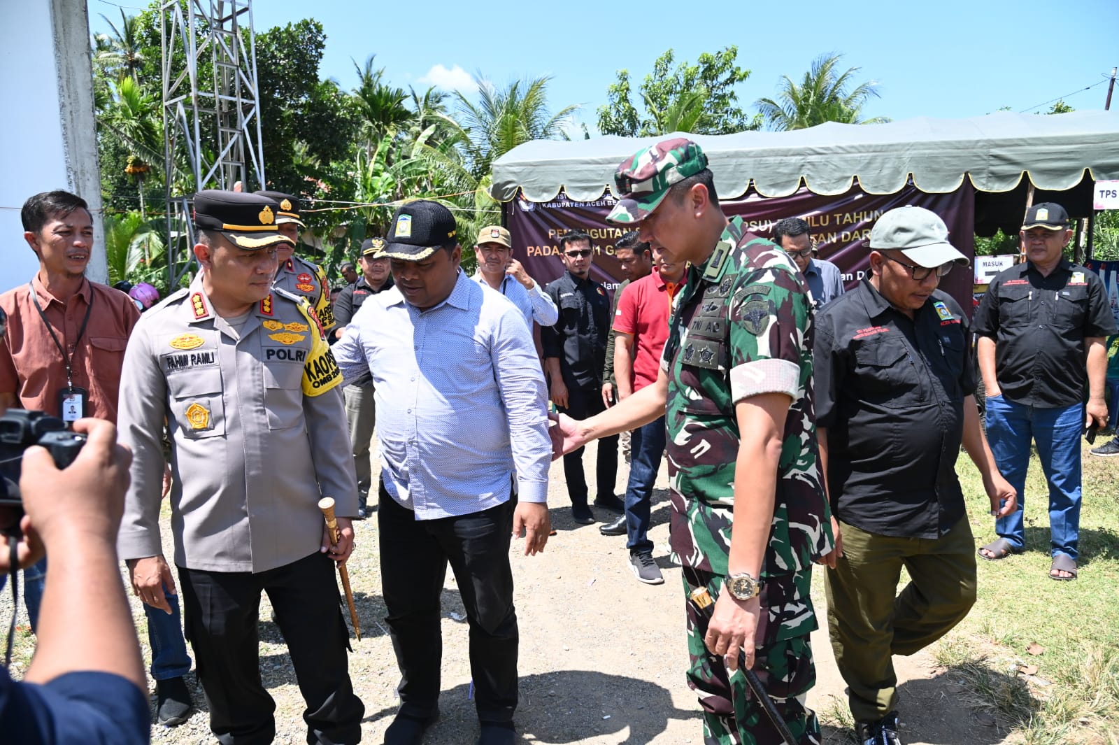 Sekda Aceh Besar Monitoring PSU Di TPS 1 Gampong Teubaluy