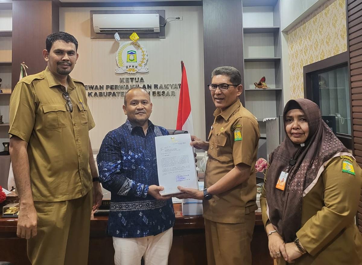 Asisten III Sekdakab Serahkan LKPJ Kepada Ketua DPRK Aceh Besar