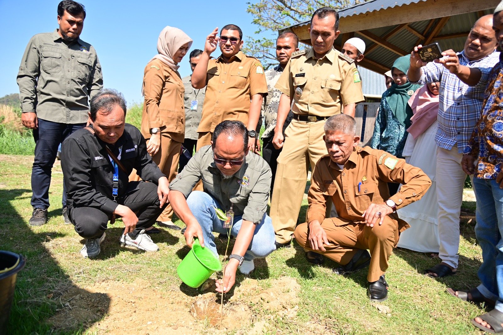 Pemkab Aceh Besar - Angkasa Pura II Tanami Tabebuya Di Gampong Nusa