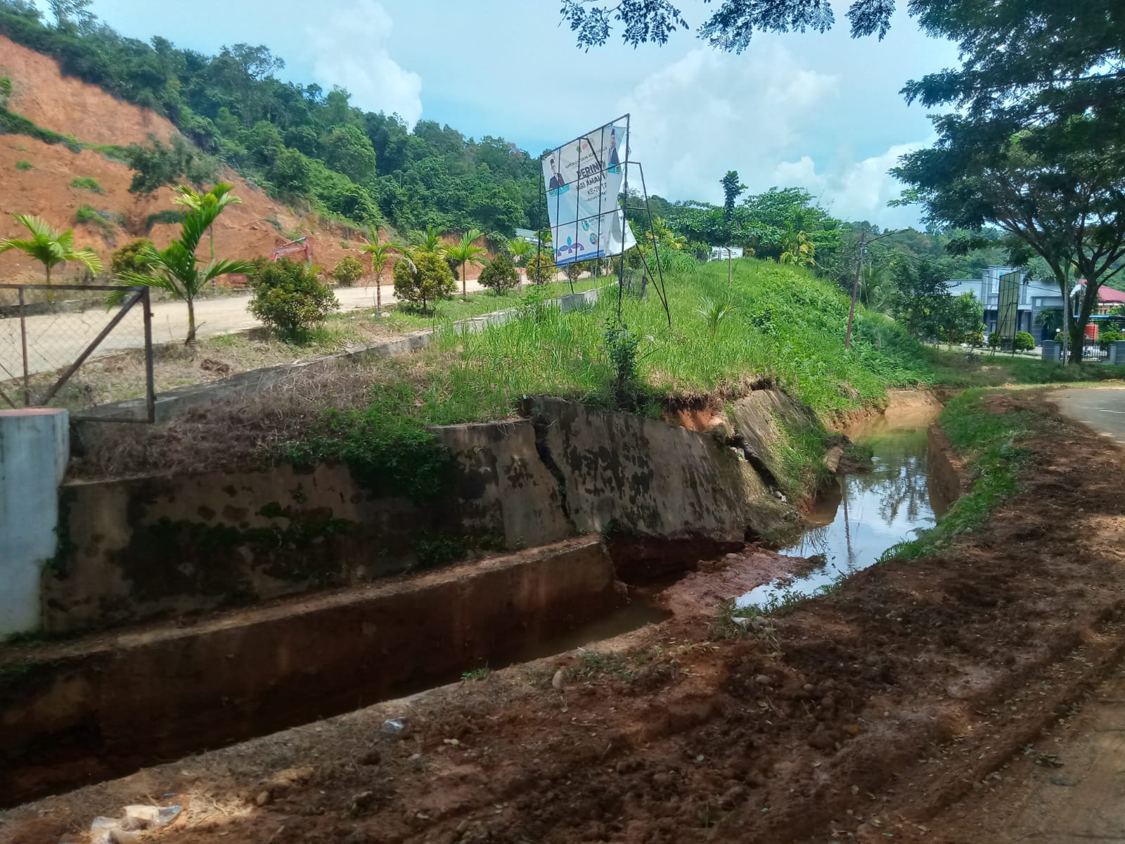 Tanggul Pengaman Tebing Ambruk