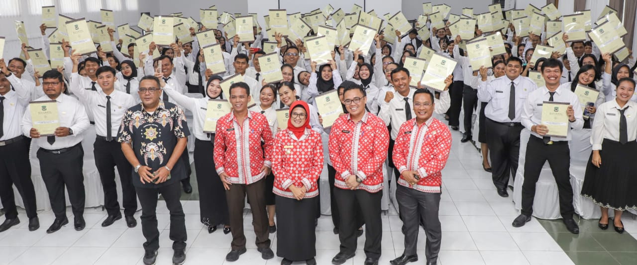Wali Kota P. Siantar Serahkan 183 SK PPPK Guru Formasi 2023