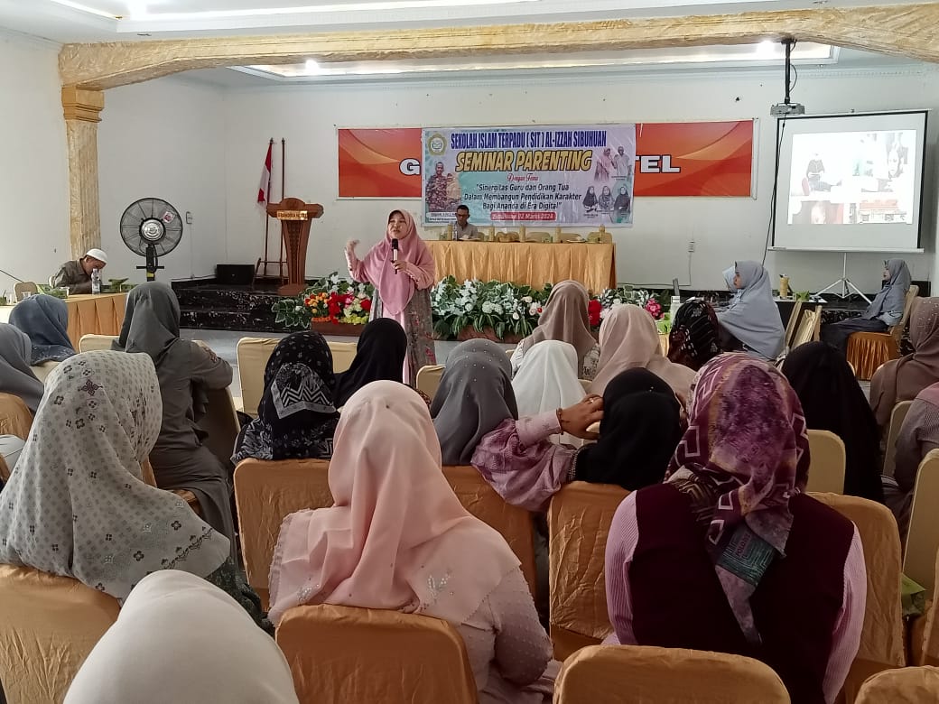 SIT Al-Izzah Sibuhuan Gelar Seminar Parenting