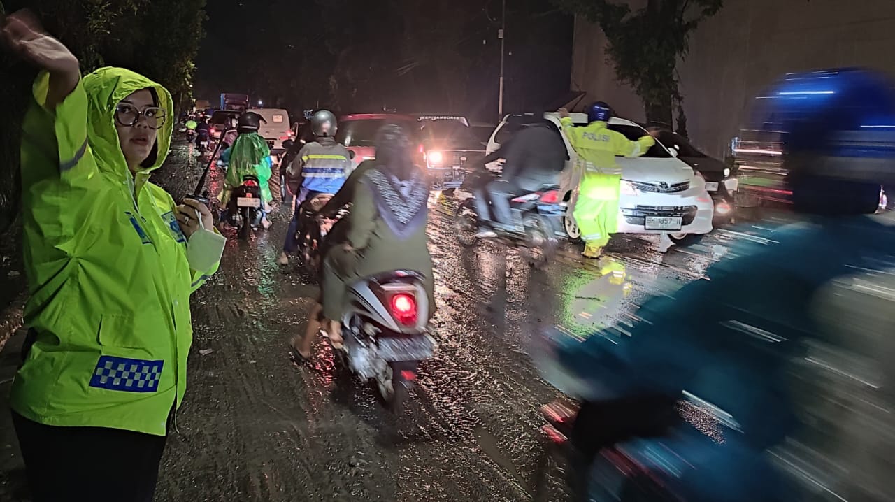 Kondisi Banjir, Kasat Lantas Polres P. Siantar Gatur Arus Lalu Lintas