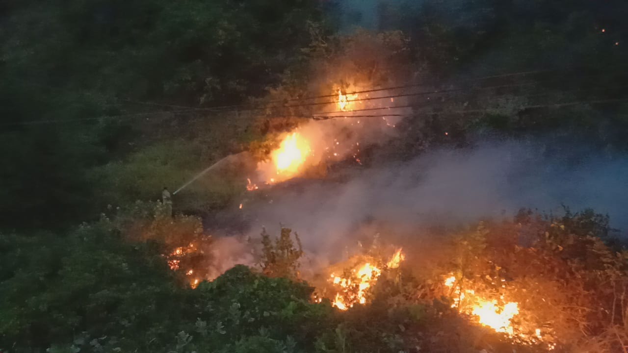 Lagi Karhutla Terjadi Di Lereng Gunung Sisi Jalan Banda Aceh-Calang