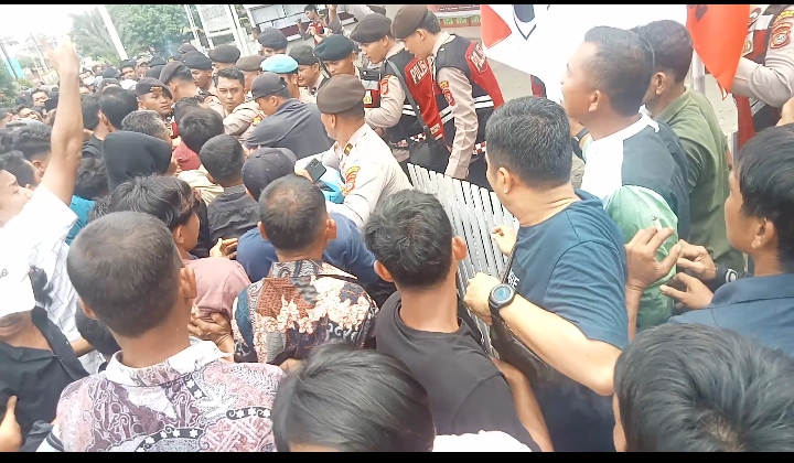 Minta Perhitungan Ulang, Massa Dan Polisi Saling Dorong Di KPU Palas