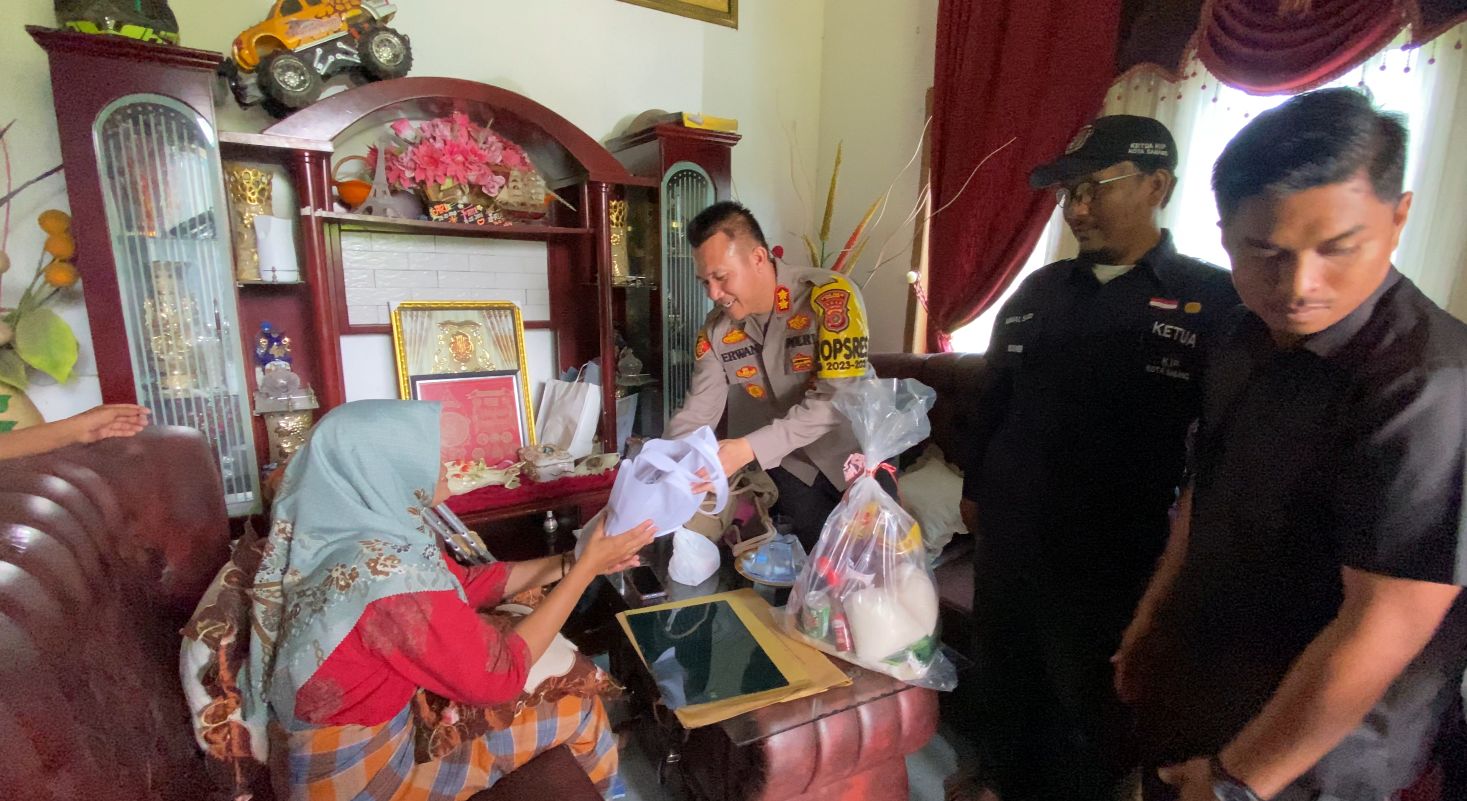 Kapolres Sabang Serahkan Bantuan Anggota KPPS Alami Kecelakaan
